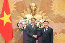 El presidente de la Asamblea Nacional de Vietnam y el presidente del Parlamento Europeo para las Relaciones con los Países del Sudeste Asiático y la Asean, Daniel Caspary. (Fotografía: Nhan Dan)