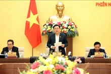 Vuong Dinh Hue, presidente de la Asamblea Nacional de Vietnam, habla en la 30ª reunión del Comité Permanente de AN. (Fotografía: VNA)