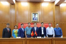 Nguyen Trong Nghia, jefe de la Comisión de Información y Educación del Comité Central del Partido Comunista de Vietnam, y participantes en la reunión. (Fotografía: VNA)