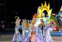 Bailarines extranjeros llevan al público a un “portal del tiempo” que permitió viajar al reino de la Luna y el Sol.