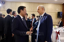 El presidente del Comité Popular de Ciudad Ho Chi Minh, Phan Van Mai, conversa con un delegado. (Fotografía: VNA)