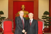 El secretario general del Partido Comunista de Vietnam, Nguyen Phu Trong (derecha), recibe al presidente ruso, Vladímir Putin, en visita de Estado al país (noviembre de 2013). (Fotografía: VNA)