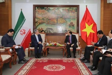 El viceministro de Cultura, Deporte y Turismo de Vietnam, Ta Quang Dong, y el embajador extraordinario y plenipotenciario de Irán en el país indochino, Akbar Nazari.