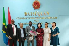 La embajadora de Vietnam en Tanzania, Vu Thanh Huyen, felicita a Juvenal Sakubu por su nombramiento como cónsul honorario de Vietnam en Bujumbura, República de Burundi. (Fotograría: VNA)
