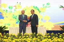 El secretario del Comité Popular de Long An, Nguyen Van Duoc (derecha), y el gobernador de la provincia camboyana de Svay Rieng, Peng Posa. (Fotografía: VNA) 