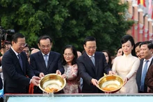 El presidente Vo Van Thuong, su esposa y las autoridades de Ciudad Ho Chi Minh liberan carpas. (Fotografía: VNA)