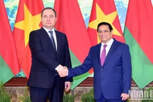 El primer ministro de Vietnam, Pham Minh Chinh, y su homólogo bielorruso, Roman Golovchenko.