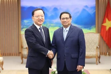 El primer ministro de Vietnam, Pham Minh Chinh (derecha), y Park Hark Kyu, director general a cargo de finanzas del grupo surcoreano Samsung Electronics. (Fotografía: VNA)