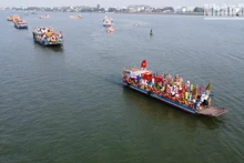 La ceremonia de procesión en el río de Dong Nai. (Fotografía: Nhan Dan)