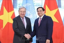 El primer ministro vietnamita, Pham Minh Chinh (D), y el secretario general de la ONU, António Guterres. (Fotografía: VNA)