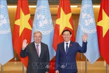 El presidente de la Asamblea Nacional, Vuong Dinh Hue (D), y el secretario general de la ONU, António Guterres. (Fotografía: VNA)
