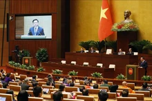 Diputados de Vietnam emiten votos para aprobación de la Ley de Tierras (modificada). (Fotografía: VNA)