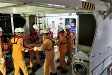 Rescatan a pescador accidentado en Truong Sa.