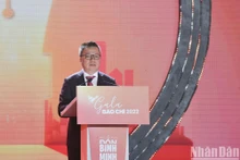 Interviene en el evento Le Quoc Minh, miembro del Comité Central del Partido Comunista de Vietnam, presidente-editor de Nhan Dan, subjefe de la Comisión de Comunicación y Educación del Comité Central del Partido y presidente de la Asociación de Periodistas de Vietnam.