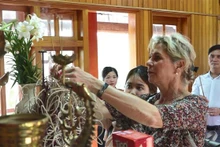 La delegación ofrece inciensos en el Área Conmemorativa del Presidente Ho Chi Minh en la ciudad de Nghia Lo. (Fotografía: VNA)