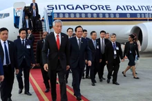 Ceremonia de bienvenida al primer ministro de Singapur, Lee Hsien Loong, en el aeropuerto internacional de Noi Bai.(Fotografía: VNA)