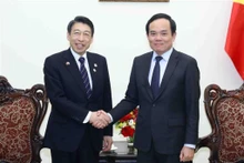 El viceprimer ministro de Vietnam Tran Luu Quang y el gobernador de la prefectura japonesa de Fukuoka, Hattori Seitaro. (Fotografía: VNA)