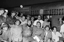 El primer ministro Pham Van Dong y el camarada Fidel Castro, primer secretario del Comité Central del Partido Comunista de Cuba y jefe del Gobierno Revolucionario, visitan la estación de seguridad popular Ben Hai. (Fotografía: Archivo de VNA)
