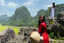 Las montañas de piedra caliza en Trang An, Ninh Binh.