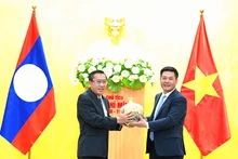 El ministro de Industria y Comercio de Vietnam, Nguyen Hong Dien, y el titular de Energía y Minas de Laos, Phoxay Sayasone. (Fotografía: Ministerio de Industria y Comercio)