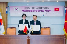 Durante la firma del acuerdo para implementar el tratado intergubernamental sobre seguridad social entre Vietnam y Corea del Sur. (Fotografía: VNA)