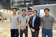 Tres tripulantes y funcionaria de la Embajada vietnamita en el aeropuerto de Yibuti. (Fotografía: VNA)