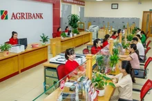 Los clientes realizan transacciones en Agribank. (Fotografía: laodong.vn)
