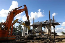 Se construyen el sistema de cimentación y pilares del viaducto en la autopista Can Tho - Ca Mau. (Fotografía: VNA)