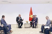 El presidente de la Asamblea Nacional de Vietnam, Vuong Dinh Hue, y los directores ejecutivos de Fiso Investment John Fiso y de Viet River Holdings. (Fotografía: VNA)