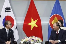 El presidente Nguyen Xuan Phuc y Ly Huan, presidente de la familia vietnamita Ly en Corea del Sur. (Fotografía: VNA)