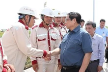 El primer ministro de Vietnam, Pham Minh Chinh, inspecciona proyectos clave en Bac Lieu. (Fotografía: VNA)