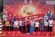 Entregan en Vinh Long regalos a trabajadores con dificultades económicas.