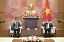 El vicepresidente de la Asamblea Nacional de Vietnam Nguyen Duc Hai recibe al copresidente del Comité de la segunda Reforma Educativa del Congreso de Filipinas (EDCOM 2), Sherwin T. Gatchalian. (Fotografía: Portal de información electrónica de la Asamblea Nacional de Vietnam)
