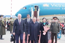 El viceprimer ministro bielorruso Anatoly Sivak recibe al secretario general To Lam y a su esposa en el Aeropuerto Internacional de Minsk. (Foto: VNA) 