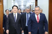 El presidente vietnamita, Luong Cuong, se reúne con el titular del Consejo de Ministros, Gustavo Adrianzén. (Fuente: VNA)