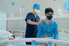 Médico examina a paciente de la pandemia del Covid-19. (Foto: VNA)