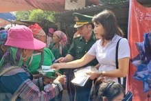 Mujeres de grupos étnicos del distrito de Muong Khuong, provincia norteña de Lao Cai, reciben información sobre la prevención y lucha contra la trata de personas. (Foto: VNA)