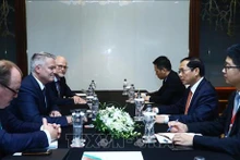 El ministro de Relaciones Exteriores de Vietnam, Bui Thanh Son, recibe al secretario general de la Organización para la Cooperación y el Desarrollo Económico (OCDE), Mathias Cormannn (Fuente: VNA) 