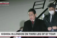 El primer ministro de Japón, Fumio Kishida llega al Reino Unido, tercera parada en su gira por cinco países del G7. (Foto: NHK)