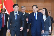 El presidente de la Asamblea Nacional de Vietnam, Tran Thanh Man (derecha), se reúne con el primer ministro de Singapur, Lawrence Wong.