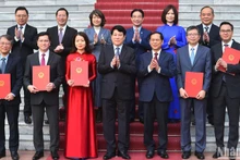El presidente de Vietnam, Luong Cuong, y varios funcionarios y empleados del Ministerio de Relaciones Exteriores.