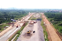 Se construyen la carretera de circunvalación 4 - Región de la capital de Hanói (tramo que pasa por el distrito de Quoc Oai). (Fuente: VNA)