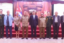 El embajador Le Quang Long y el coronel Bui Xuan Phong, agregado de defensa, se fotografían con veteranos cubanos que ayudaron a Vietnam. (Fuente: VNA)