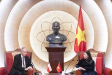 Le Thi Nga, presidenta de la Comisión de Asuntos Judiciales de la Asamblea Nacional de Vietnam (derecha) y el secretario de Estado del Ministerio de Asuntos Exteriores de Polonia, Władysław Teofil Bartoszewski (Fuente: VNA)