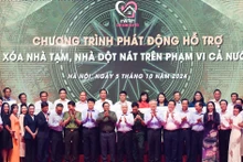 [Foto] Premier vietnamita asiste al lanzamiento de programa de eliminar viviendas temporales y en ruinas a nivel nacional