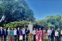 Los delegados rinden homenaje al Presidente Ho Chi Minh en el parque que lleva su nombre en La Habana. (Foto: VNA)