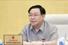 El presidente de la Asamblea Nacional de Vietnam, Vuong Dinh Hue, interviene en la reunión. (Foto: VNA)
