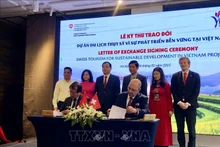 El embajador de Suiza, Thomas Gass, y el subdirector de la ANT, Ha Van Sieu, firman la carta de intercambio que marca el inicio del proyecto (Fuente: VNA)