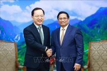 El primer ministro de Vietnam, Pham Minh Chinh (derecha), recibe al director financiero de Samsung, Park Hark-kyu. (Foto: VNA)