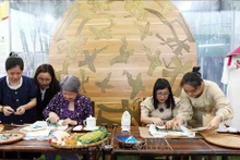 La esposa del primer ministro vietnamita, Pham Minh Chinh, Le Thi Bich Tran, y la esposa del primer ministro de Singapur, Lee Hsien Loong, Ho Ching, visitan la Corporativa de Vun Art (Fuente:VNA)